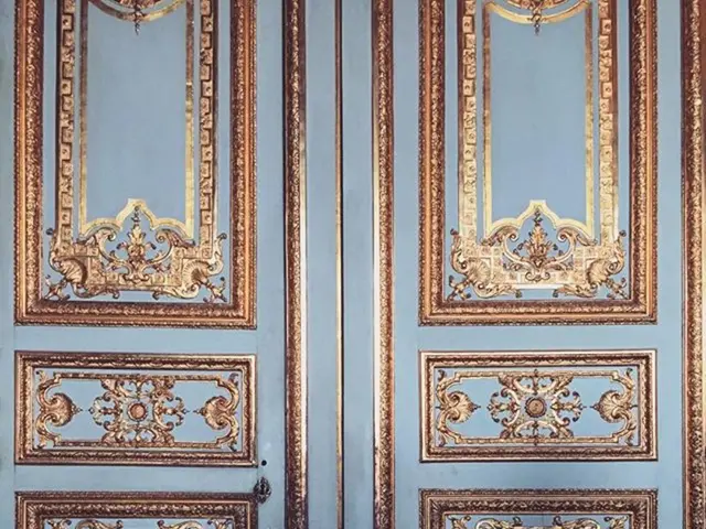 Impact of Designers' Contextual Background on Idea Generation and Design Results