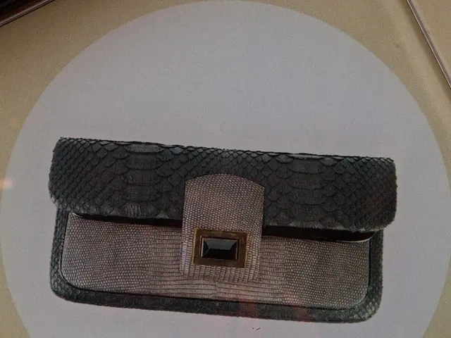 Uncommon Practices Displayed by Middle-Income Individuals, Showcasing Their Smart Financial Acumen