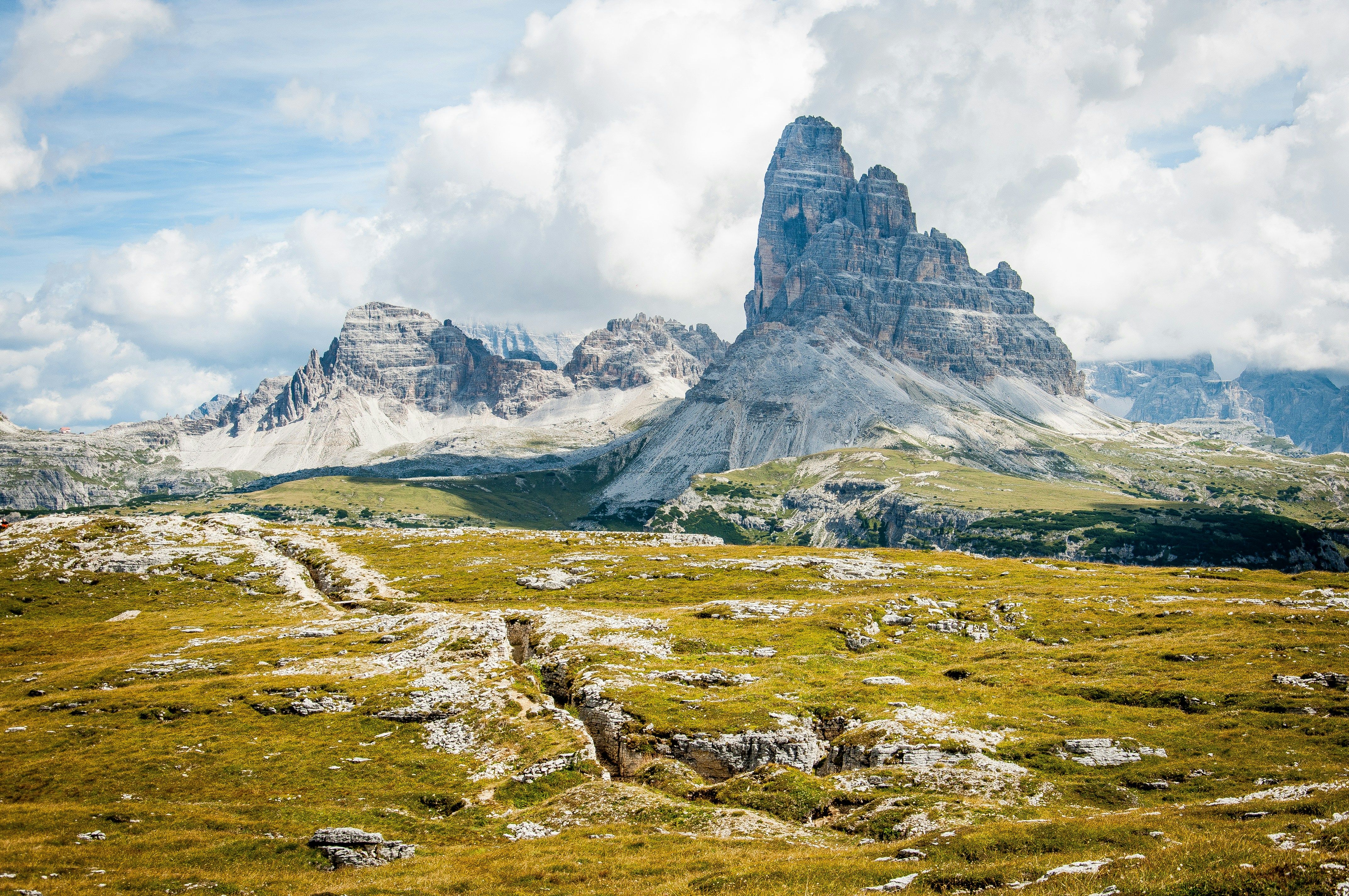 In Switzerland, February is typically a time for family ski vacations, as schools grant a two-week break, allowing families to take to the mountain resorts for winter sports activities. However, there are instances where this norm is not followed.